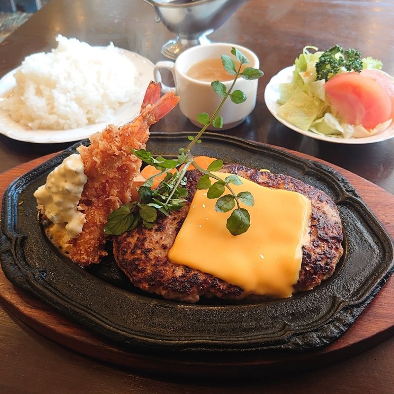 日替わりハンバーグステーキ300g+チーズ+大盛り(ウエストウッド （WEST WOOD）)