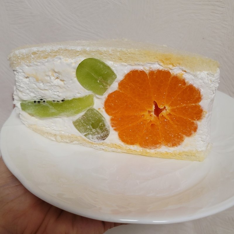 フルーツサンド(ミカン、キウイ、マスカット)(CAFE AND DELI PLATINUM VEGE シャポー船橋店)