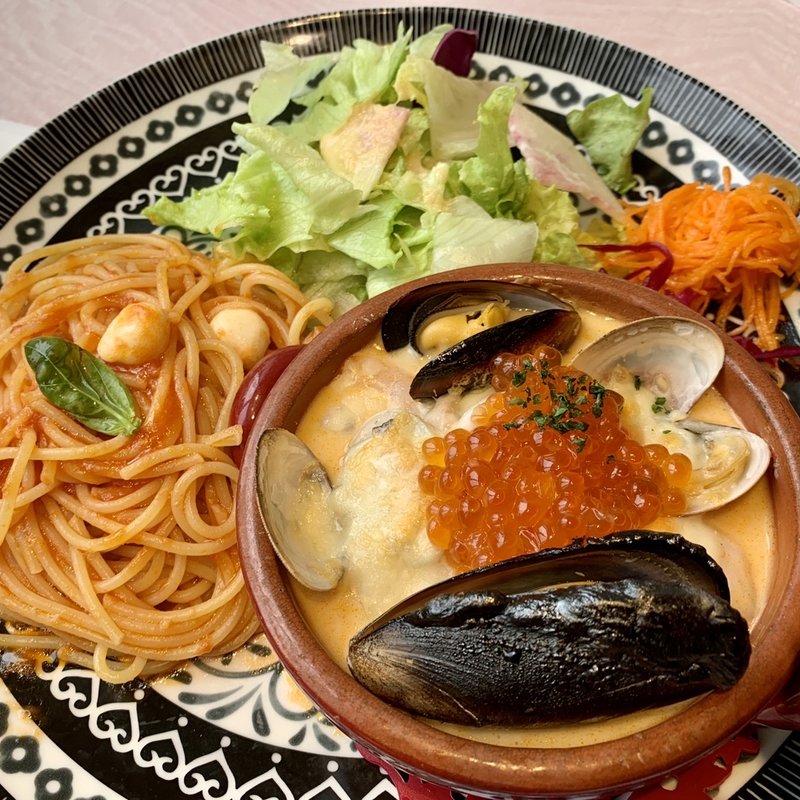 いくらとたっぷり魚介のロブスタークリームドリアとトマトソースハーフパスタ(パステル 丸井錦糸町店 （PASTEL）)