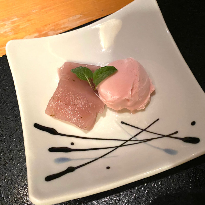 さくら羊羹とあまおうのアイス(石塀小路 豆ちゃ 京都 （イシベコウジ マメチャ）)