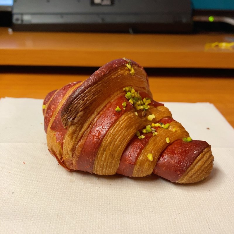 ルバーブとピスタチオのクロワッサン(maisondumiel神宮前駅店)