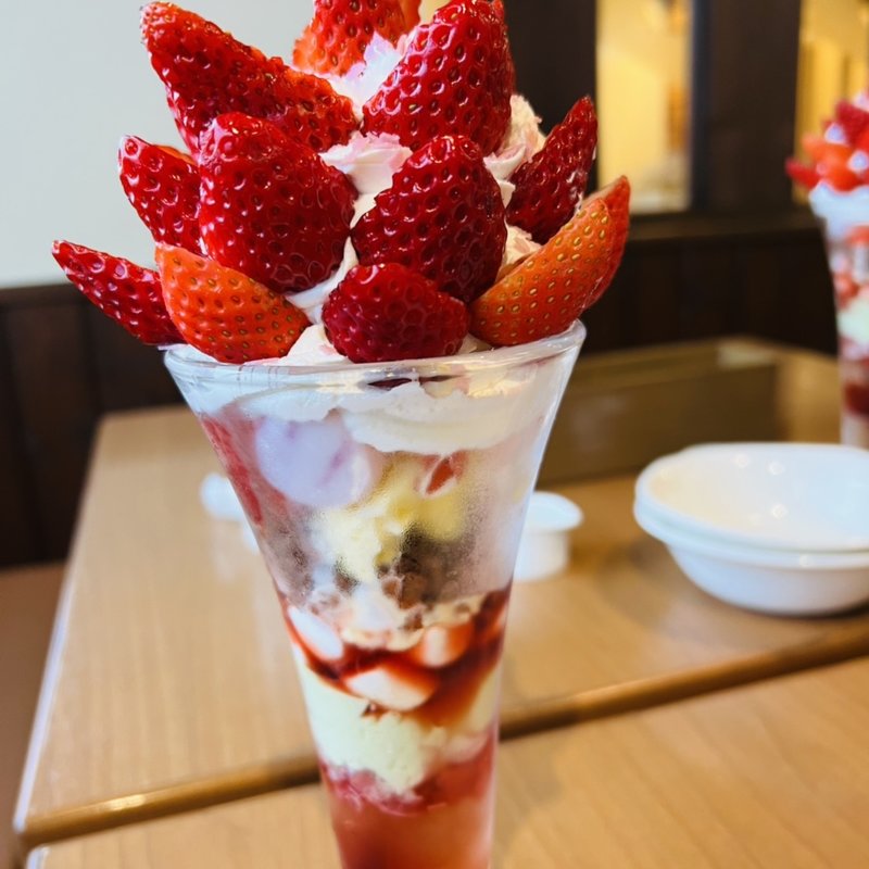 いちごとピスタチオのクィーンパフェ(ココス 習志野大久保店)