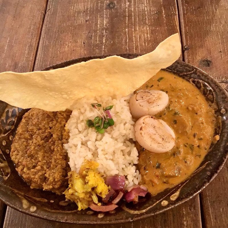 北海道産ホタテのクリーミーカレーとキーマカレーのあいがけ(こっそりカレー)