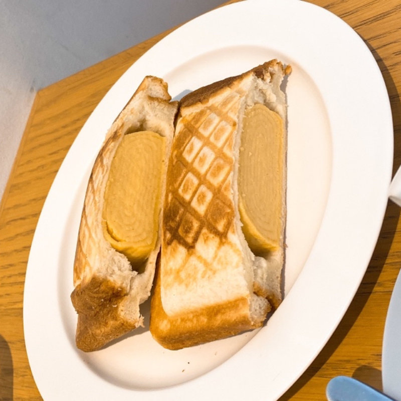 厚焼きだし巻き玉子のプレスホットサンド(astrea coffee（アストレアコーヒー）)