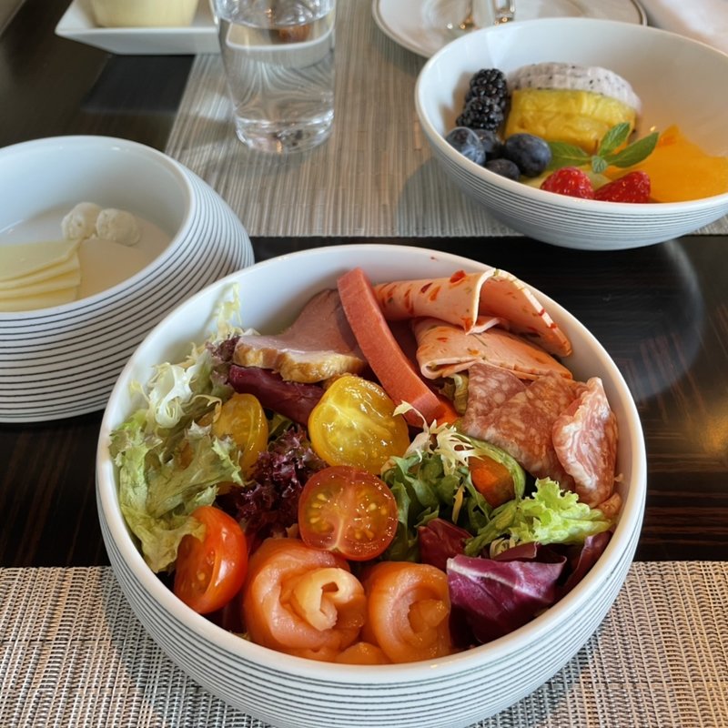 モーニングビュッフェのサラダとフルーツ(ザ・リッツ・カールトン東京 )