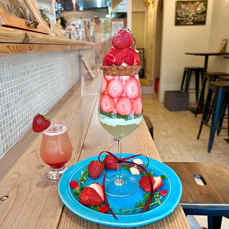 女王様の苺パフェ　春のティーパーティー(フルーツ喫茶 グリーンケトル)
