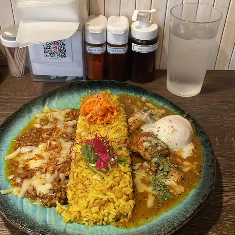 2種盛りカレー＋チーズ・味玉(スパイシーカリーハウス半月)