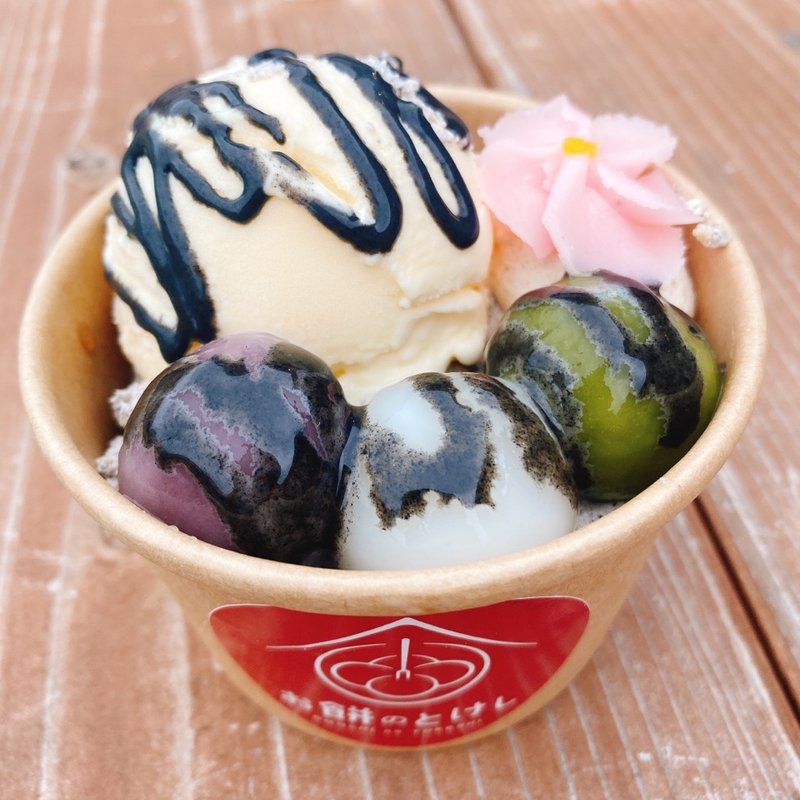 黒ごまの花あんみつアイスのせ(お餅のとけし)