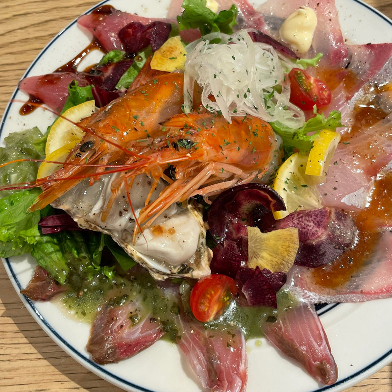 カンパチの海鮮カルパッチョ(ハラミ再生酒場 肉のコバヤシ)