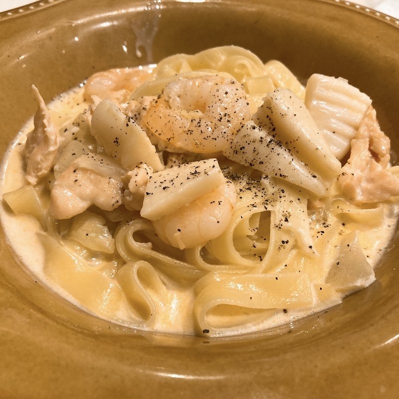 海老・イカ・サーモンのビスク クリームソースフェットチーネ(ラ・メゾン アンソレイユターブル ルミネ大宮店)