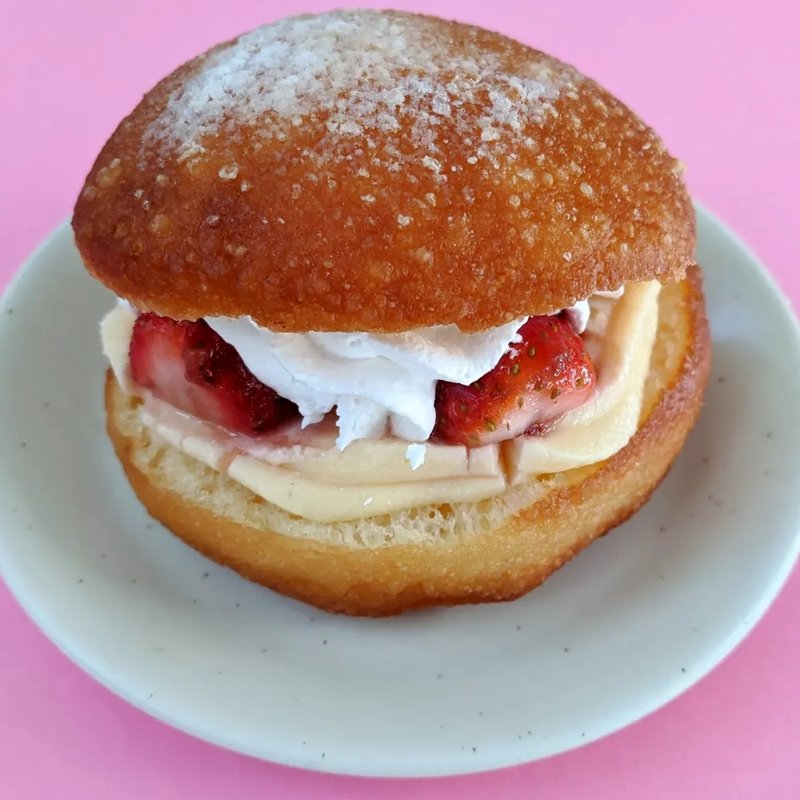 ブリオッシュドーナツ　ストロベリードーナツサンド(ラシーヌ　ブレッド＆サラダ)