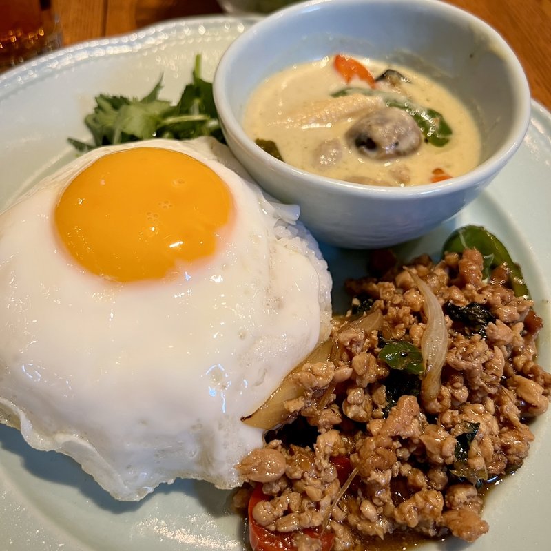 鶏肉のガパオ炒めご飯＆グリーンカレー合い盛り(アジアンビストロDai 駒沢店)
