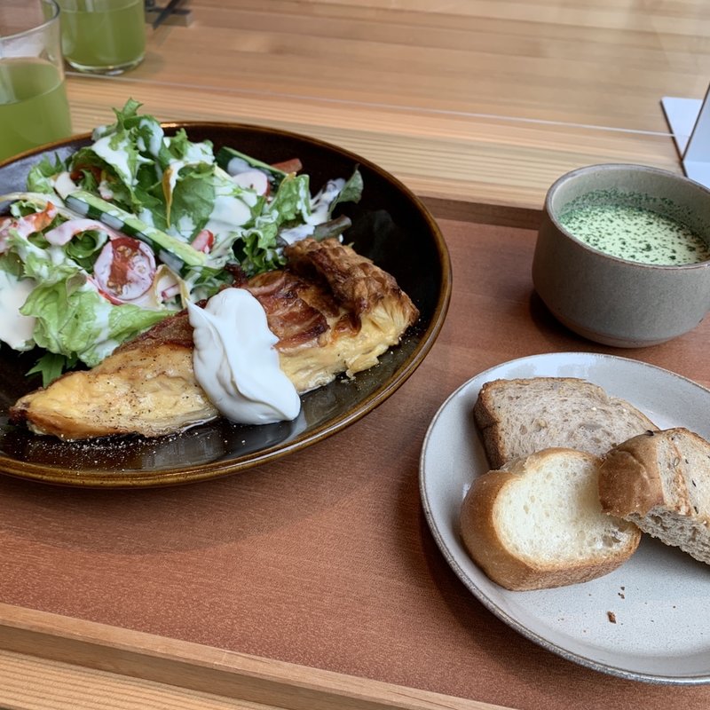 東北産 鶏もも肉と菜の花の春色キッシュ(わたす日本橋 東北の情報発信交流拠点)