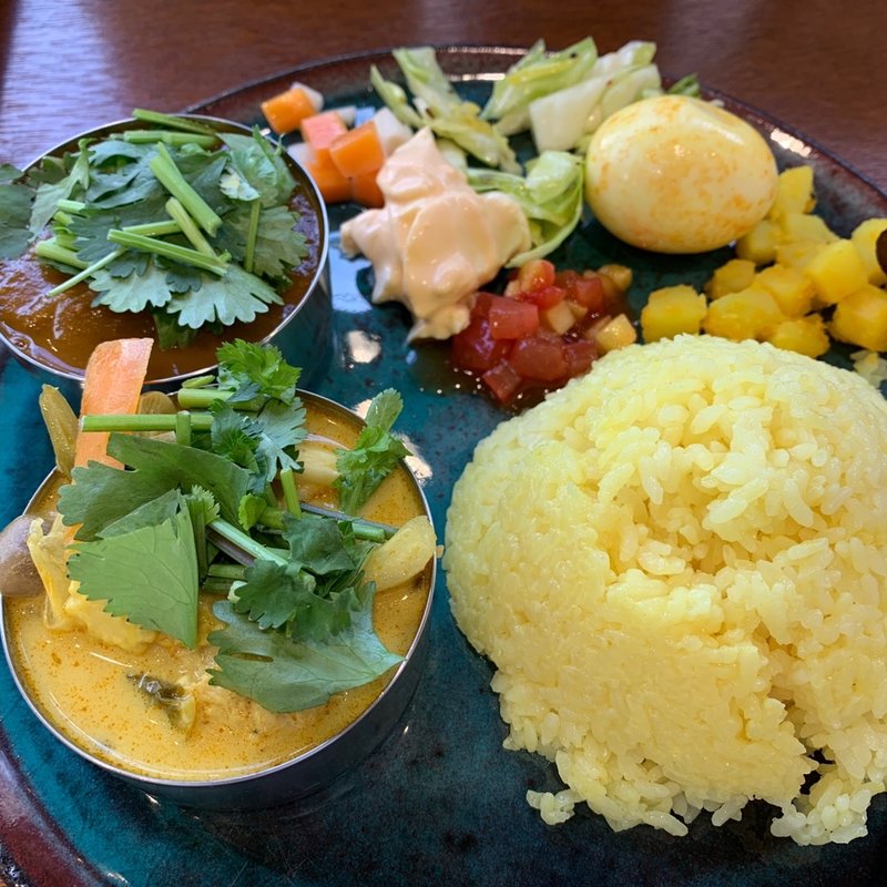 2種盛り 山椒ポーク/日替り(海老鶏団子と野菜のトムヤムクン風ココナッツカレー)(リコ プア （rico pua）)