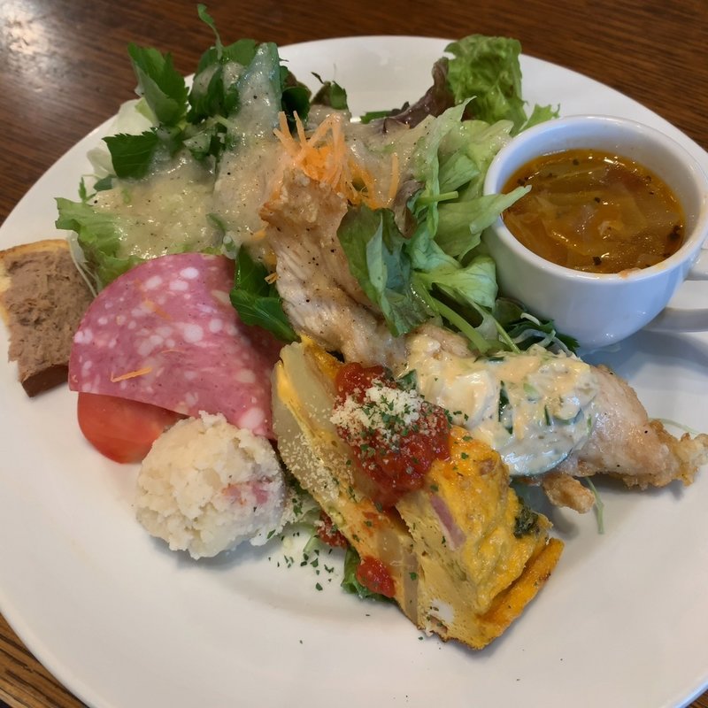 前菜が乗ったボリュームサラダ(イタリア食堂 nono)