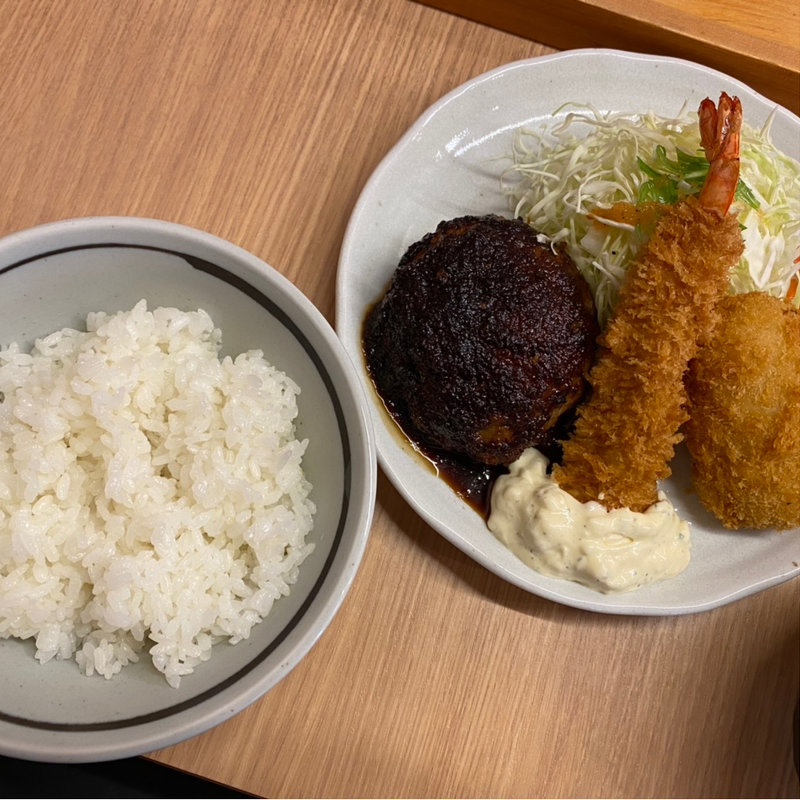 ハンバーグ（オニオンソース）エビフライ、かにクリームコロッケ(キッチン オニオン)