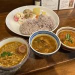 カレー3種盛りのセット(初台スパイス食堂 和魂印才たんどーる)