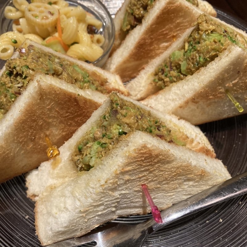 サバと野菜のカレーパン(カフェ トロワバグ)