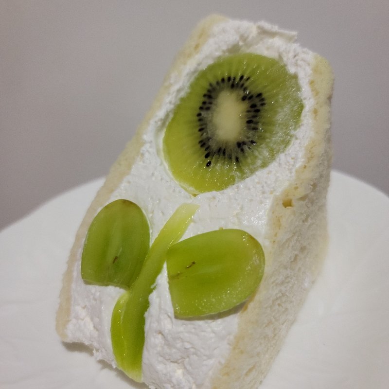 フルーツサンド(キウイ、マスカット)(CAFE AND DELI PLATINUM VEGE シャポー船橋店)