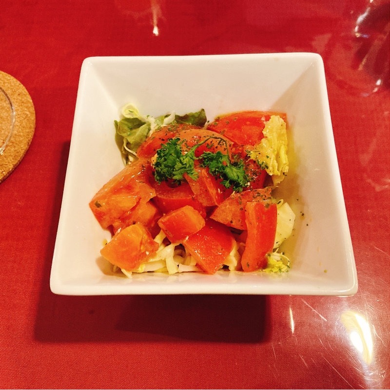 トマトとチーズのバジルソースサラダ(牛すじトマト煮込み専門店もうまてん)