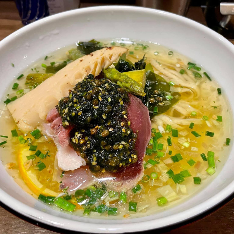 鮪と生海苔と山椒の塩ラーメン(八咫烏)