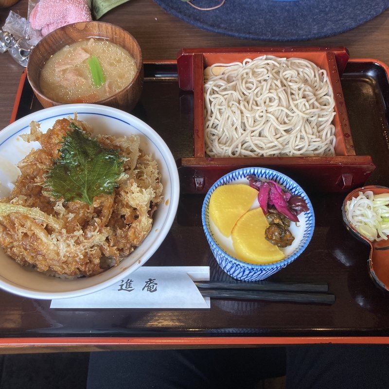 あさりのかき揚げ丼ランチギガ(うどん家族 小進庵)