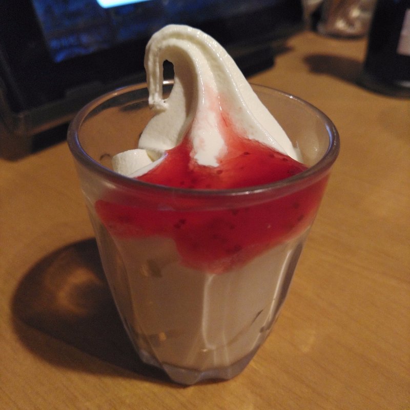 ストロベリーバニラソフト(焼肉きんぐ 水沢店)