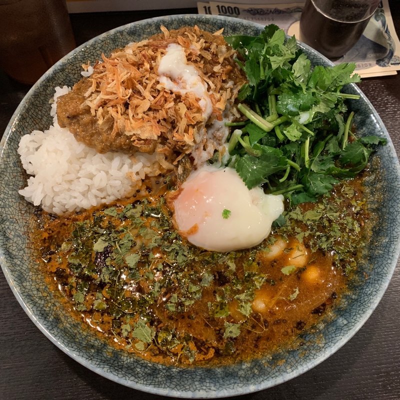 あいがけ/エビ/15辛+パクチー、半熟卵トッピング(カレーノトリコ)