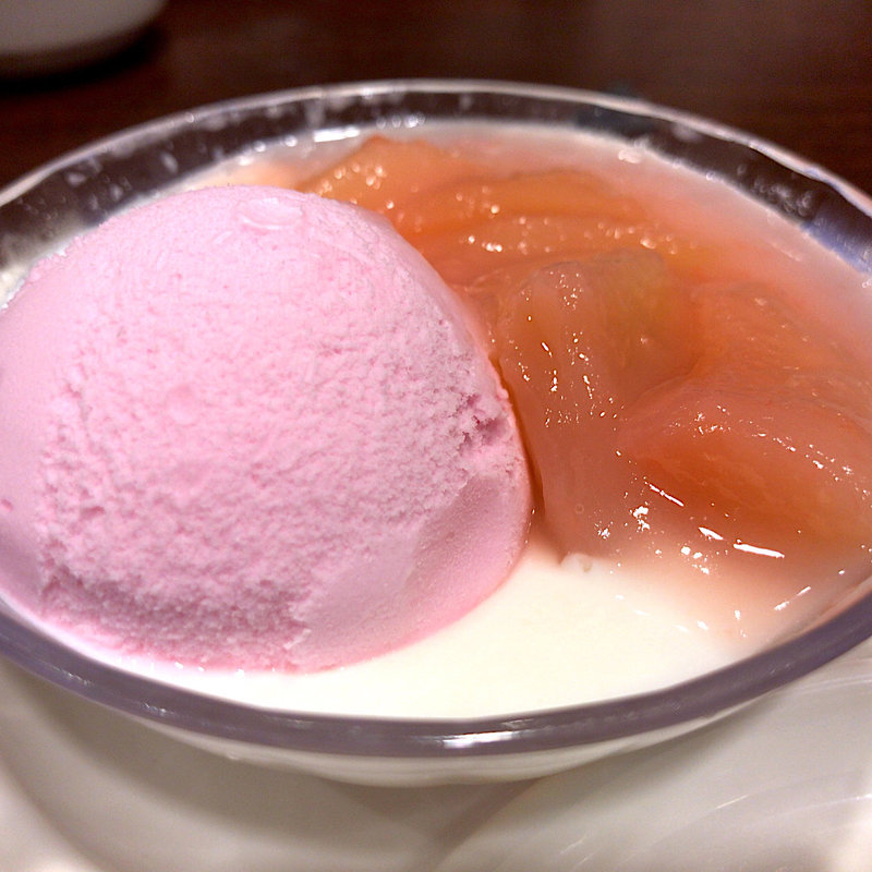 とろとろ白桃とアンニンアイス添え(いちご)(バーミヤン 仙台一番町店)