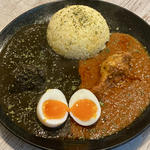 黒と赤のあいがけ咖喱(cafe 黒岩伽哩)