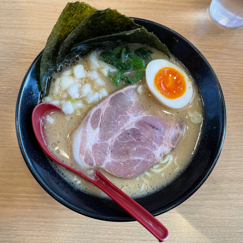 濃厚とんこつ醤油ラーメン(横浜家系ラーメン めんya 伊勢家)