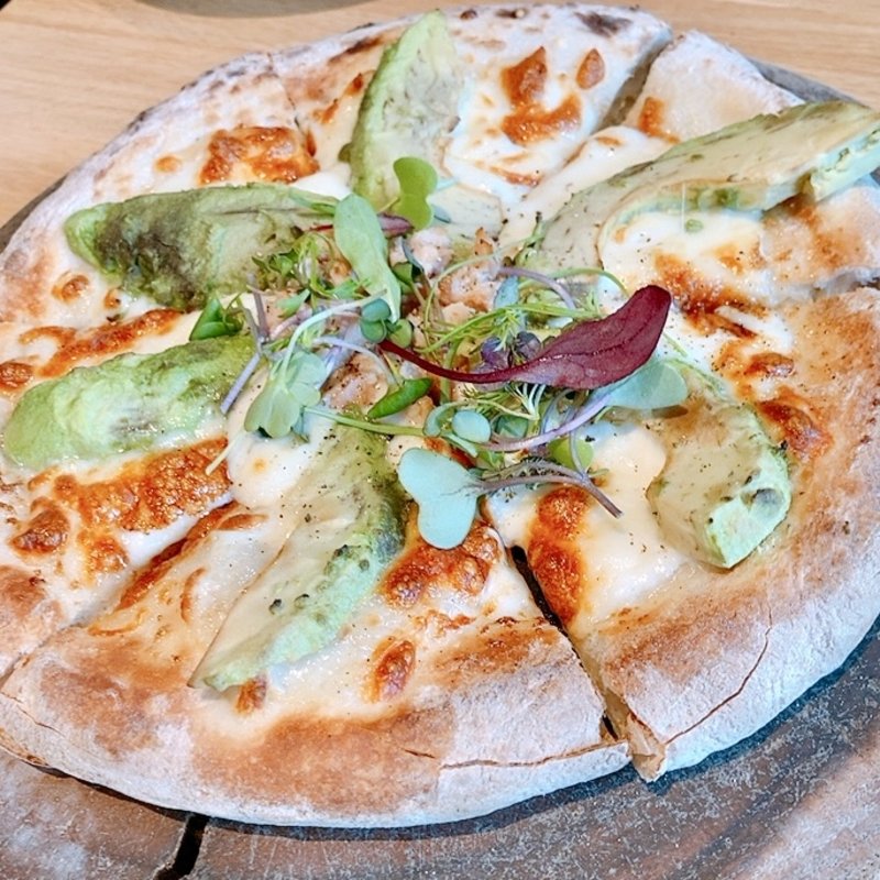 アボカドとツナのクリームピザ(瀬戸内イタリアンMassa)