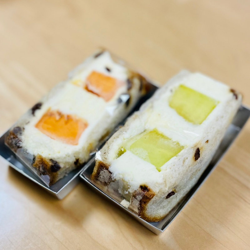 フルーツサンド(赤と青)(果房　メロンとロマン)