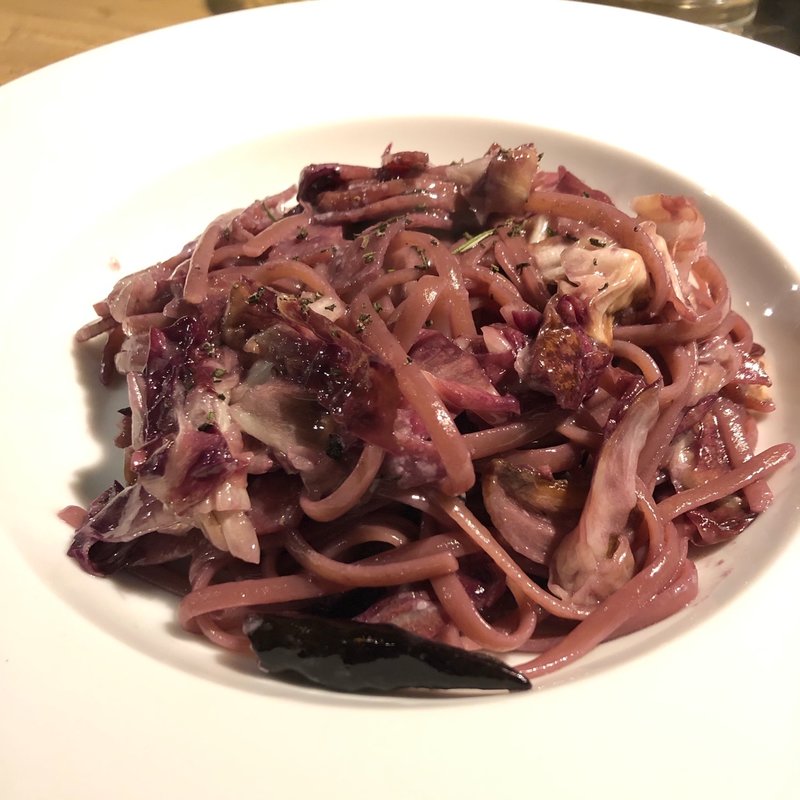 赤ワインのパスタ　ラディッキオ、サラミ、ローズマリー(lumielune(ルミエルネ))