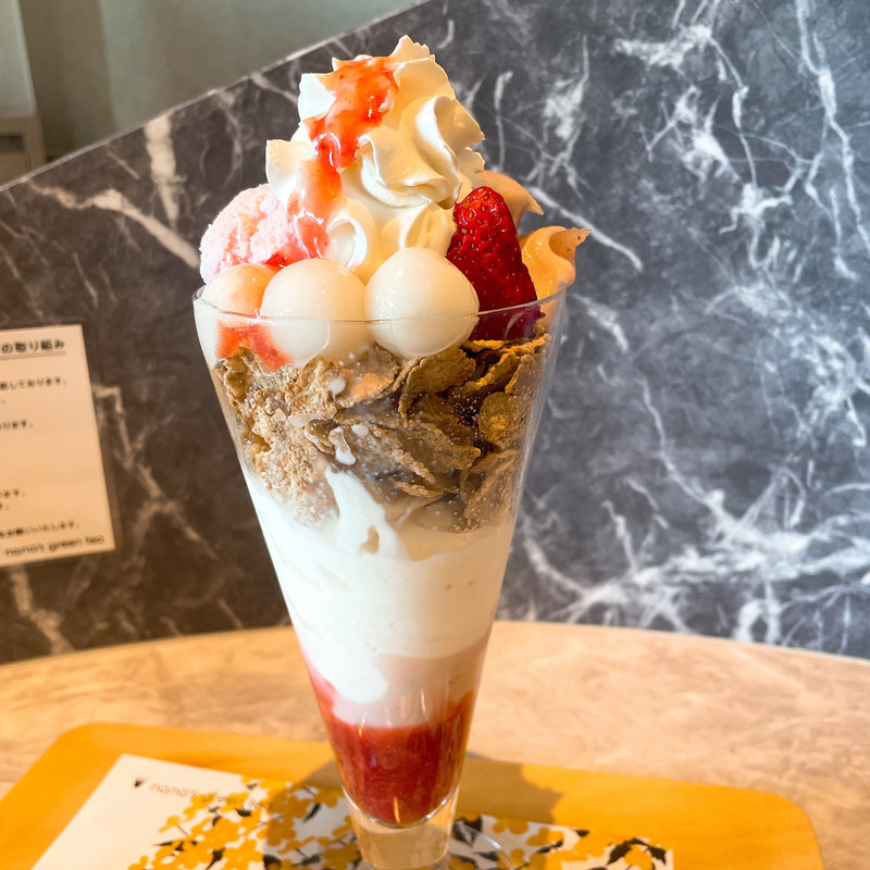 桜ストロベリーパフェ(nanas green tea)