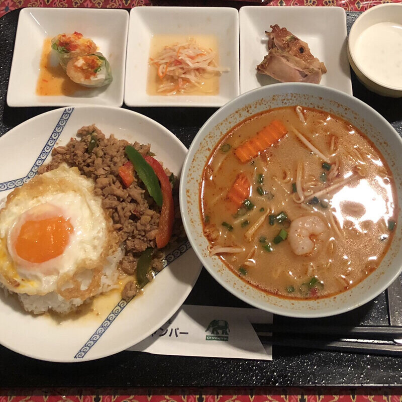ハーフ＆ハーフ グリーンカレーとタイ風しるそば(タイ屋台料理チャンパー 伊勢丹会館店)