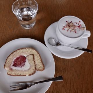 ホワイトチョコレートと苺のロールケーキ(丸山珈琲 小諸店 )
