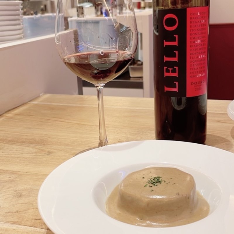 コンソメで柔らかく炊いた大根のポルチーニ茸クリームソース掛け(赤白 （KOHAKU）)