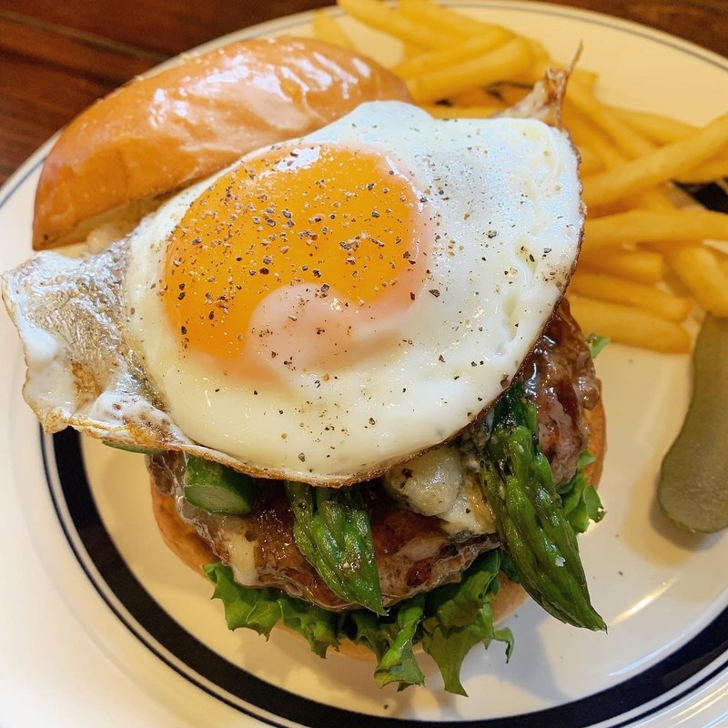 限定　グリーンアスパラガス&ゴルゴンゾーラチーズ&エッグバーガー(アンバープレイス)