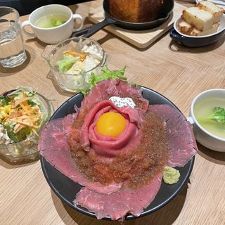 ローストビーフ丼(並盛肉多め)(MALIBU CAFE)