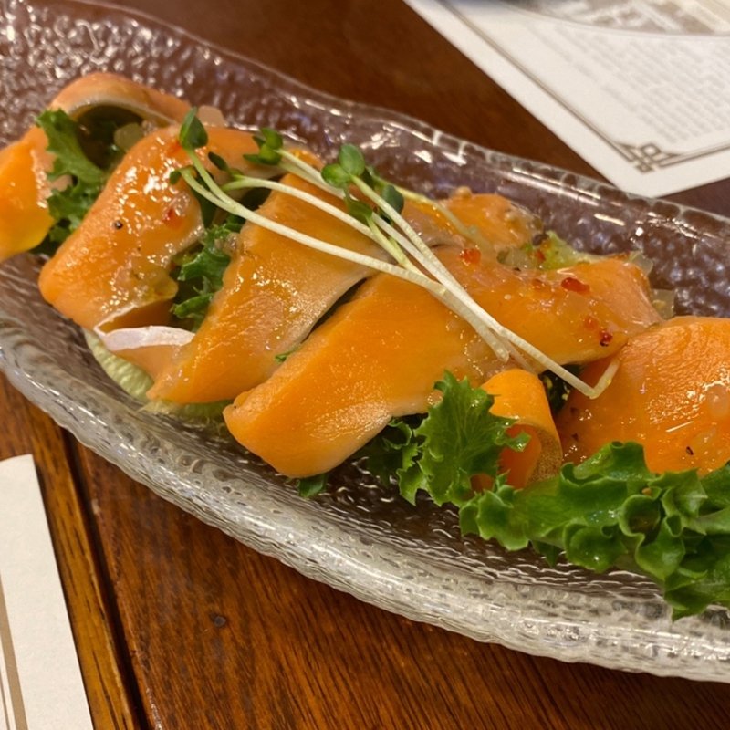 スモークサーモンのカルパッチョ(長濱浪漫ビール （長浜浪漫ビール ナガハマロマンビール）)