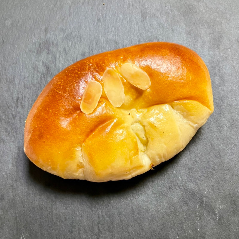 クリームパン(アールベイカー エキアプレミエ和光店)