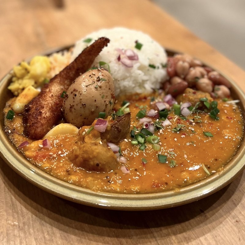 新じゃがと煮込みニンニクカレー（トッピング:スパイシー半熟ゆで卵、揚げバナナ、2種豆のスパイスピクルス）(Curry&Spice HANAKO)