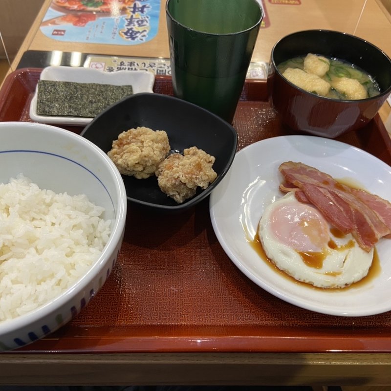 目玉焼きベーコン朝定食（竜田揚げ2個）(なか卯 豊洲店 )