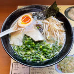 醤油豚骨ラーメン(六道 スープ工房)
