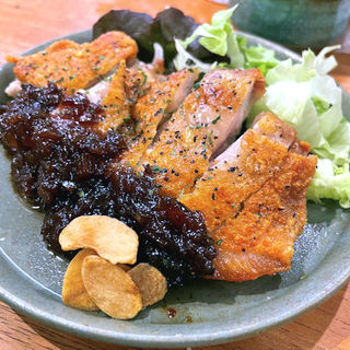 皮バリ鶏モモステーキ ～シャリアピンソース～(立呑み あかすと)