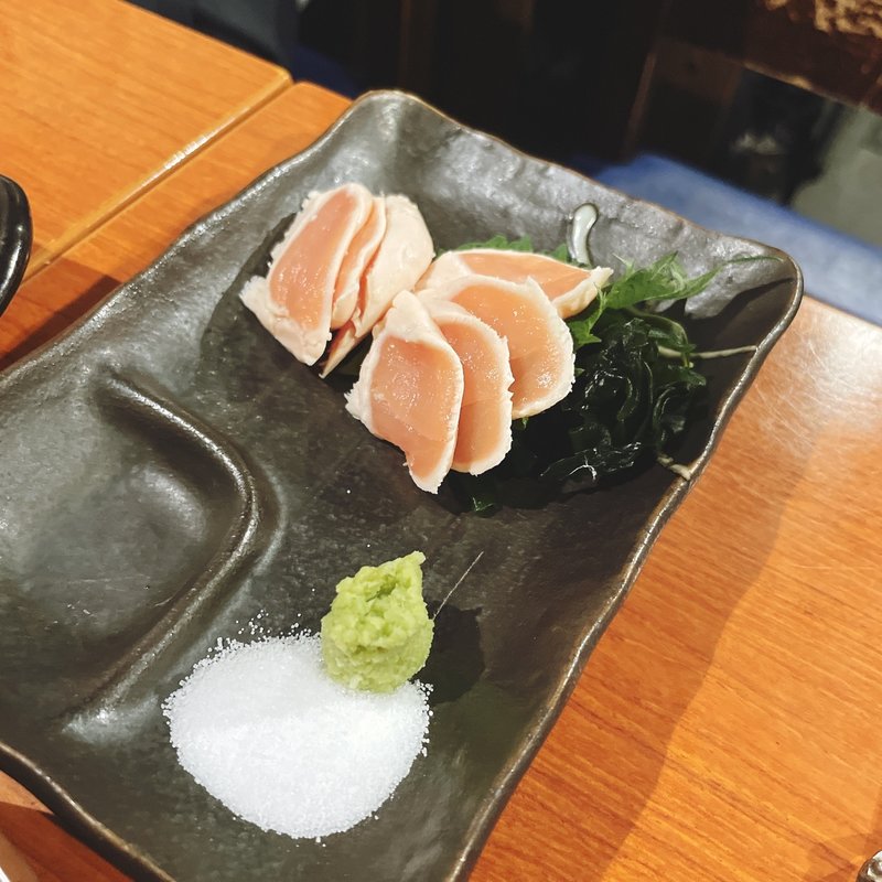 地鶏の鳥わさ(焼鳥 たすく)