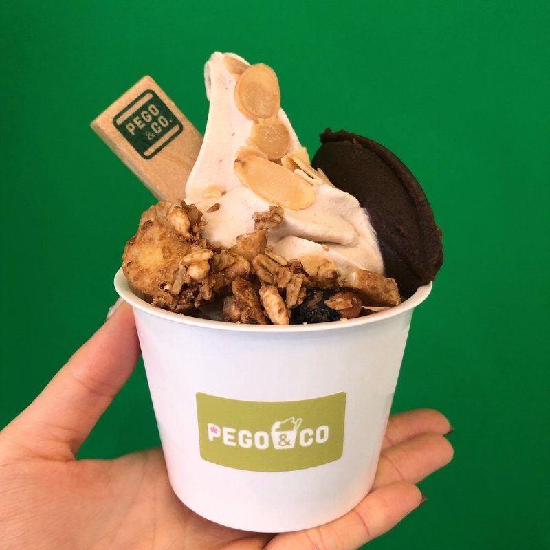 PEGOソフト(ローストアーモンドミルクソフト×黒こしあん×グラノーラ）(PEGO＆CO. 世田谷店（ペゴあんこ せたがやてん）)