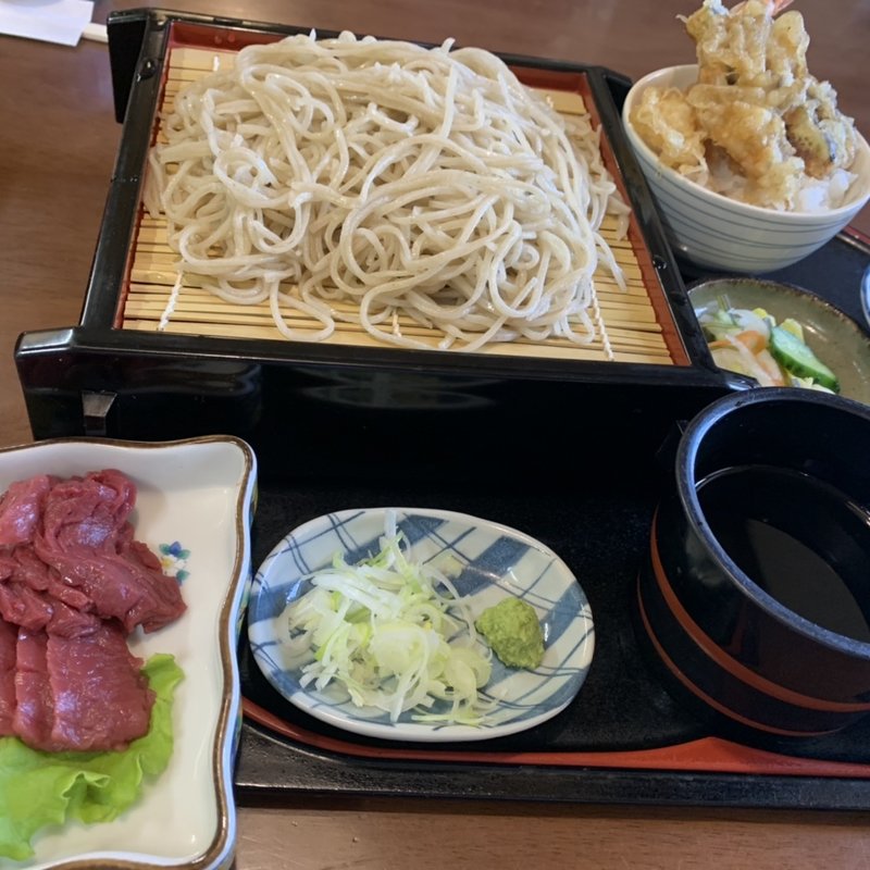 ざるそばと天丼セットと馬刺し(山都 そば処 萬長 （やまと そばどころ まんちょう）)