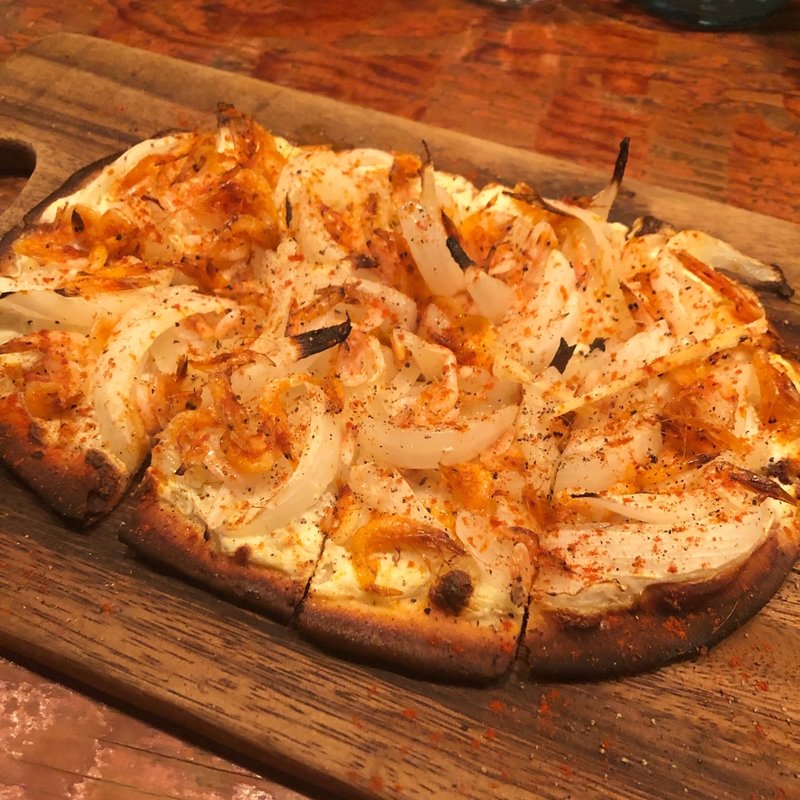 桜海老と新玉ねぎのタルトフランベ(ata)